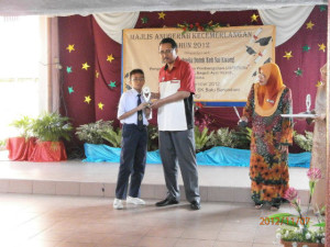 Adik Muhammad Faiz menerima Anugerah Khas