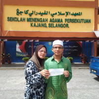 Ahmad Hasbullah bersama ibu tersayang sedang menunjukkan slip peperiksaan yang menunjukkan keputusan yang cemerlang